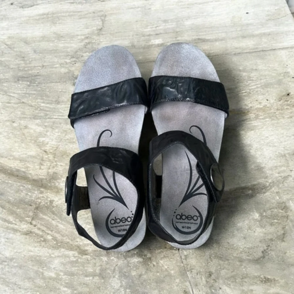 Abeo Una Metatarsal Wedge Sandal in Black Women’s Size 10N